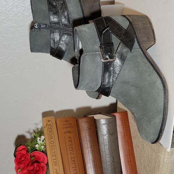 SONOMA LIFE +STYLE Leather Manmade Zip Bootie 7.5M - Picture 6 of 14